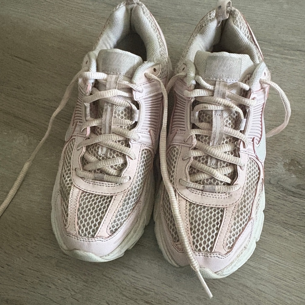 Nike vomero Women's Athletic Shoes - Light Pink